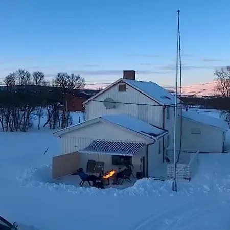 Stort Og Koselig Hjem I Landlige Omgivelser Russenes